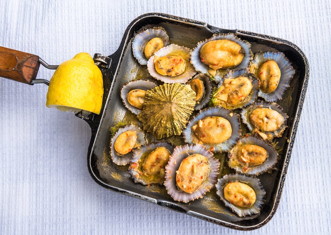 Grilled limpets with lemon