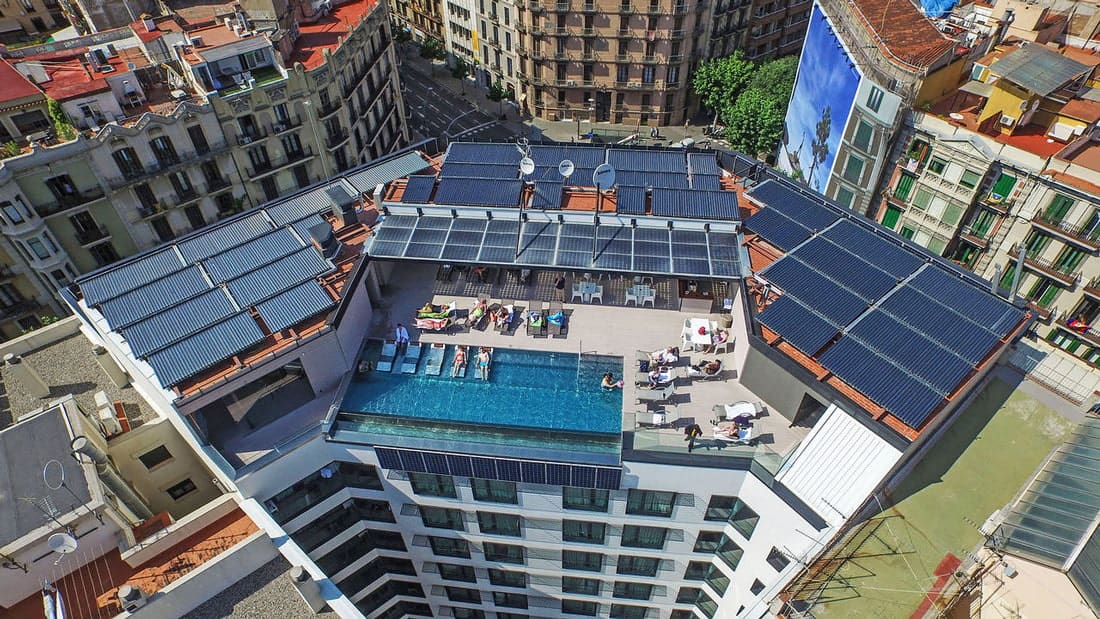 Rooftop pool & solarium