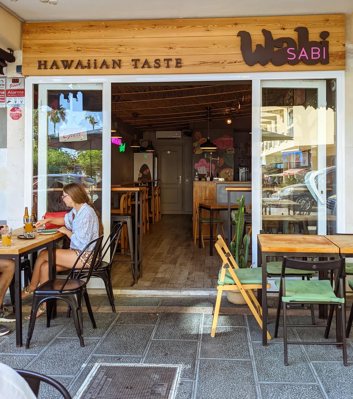 Restaurant with Hawaiian cuisine
