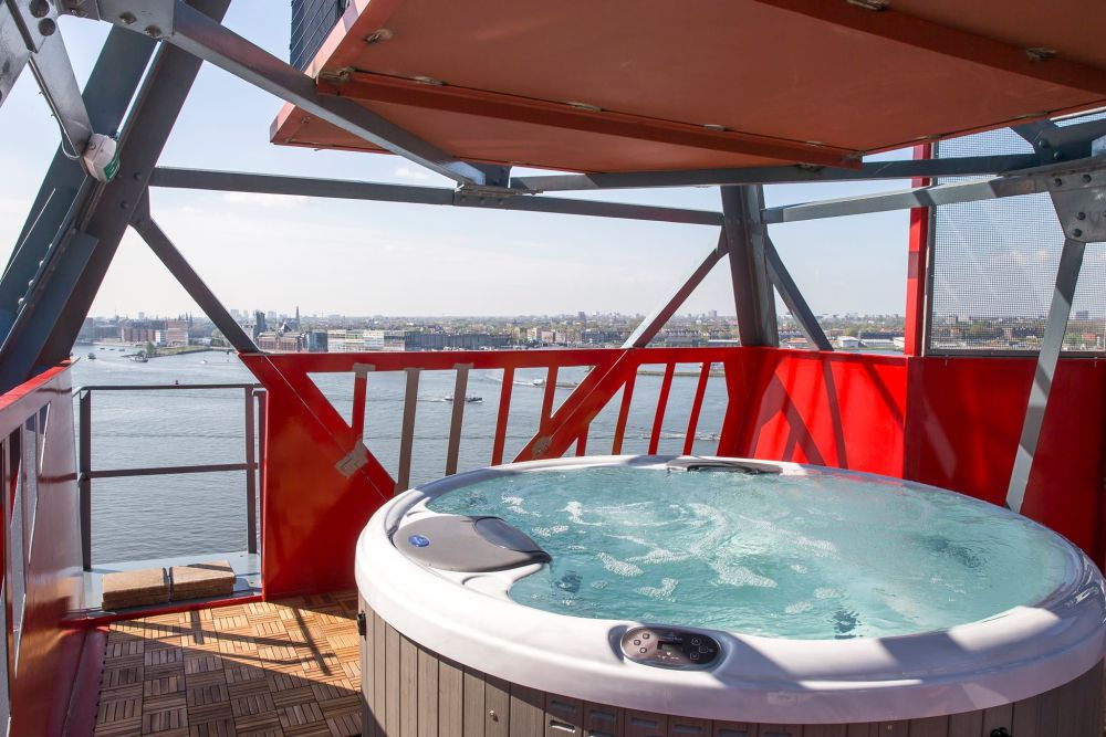 Jacuzzi in a Crane