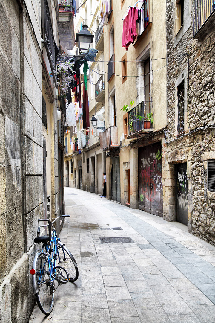 Narrow lane in Barri Gotic