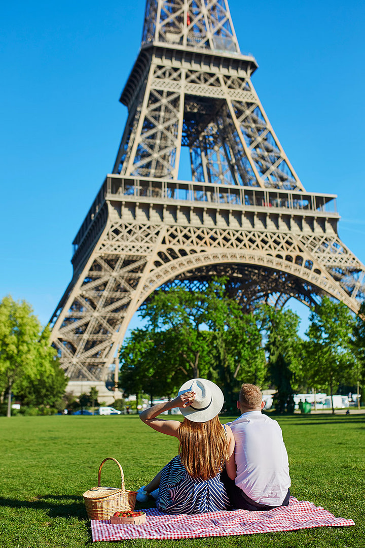 Romantic picnic in Paris