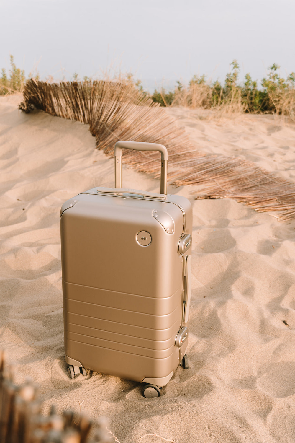 Polycarbonate suitcase with aluminum frame