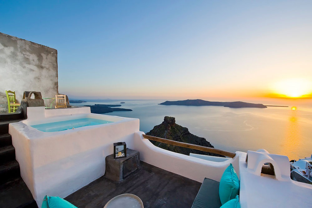 Jacuzzi with a view in Santorini
