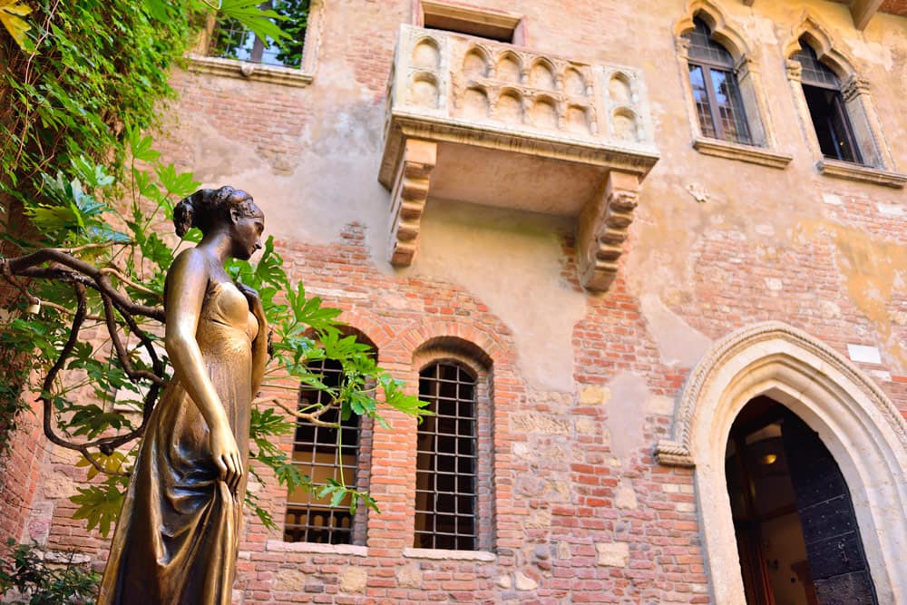 Juliet's statue and balcony in Verona