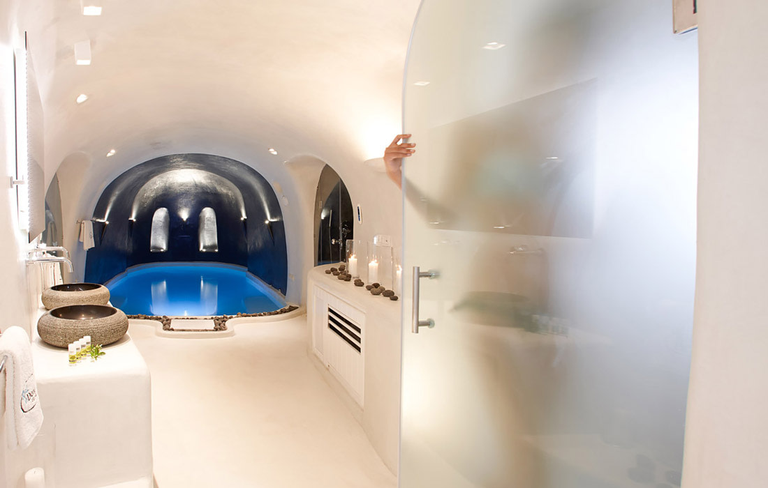 Bathroom with plunge pool