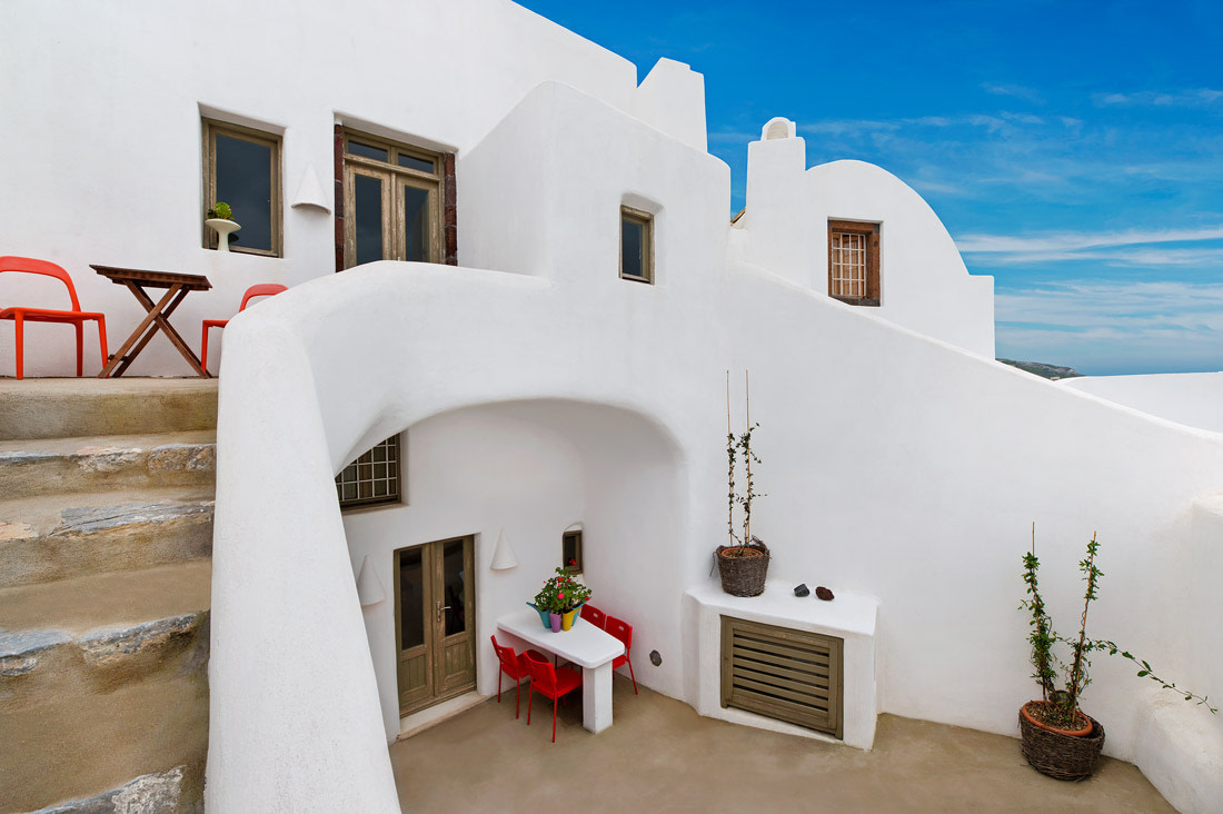 Cycladic retreat in Santorini