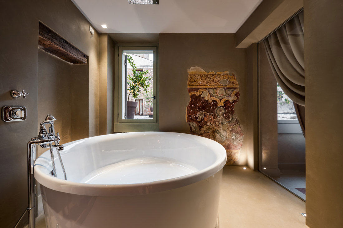 Round bathtub