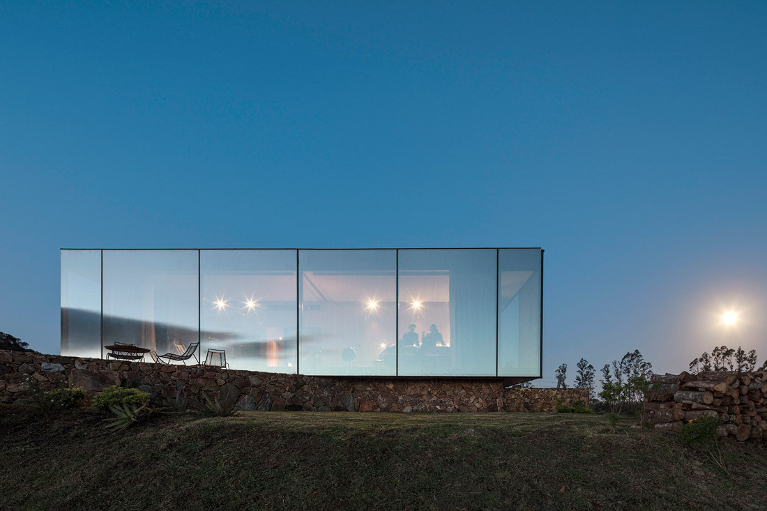 Cabin clad in mirrored glass