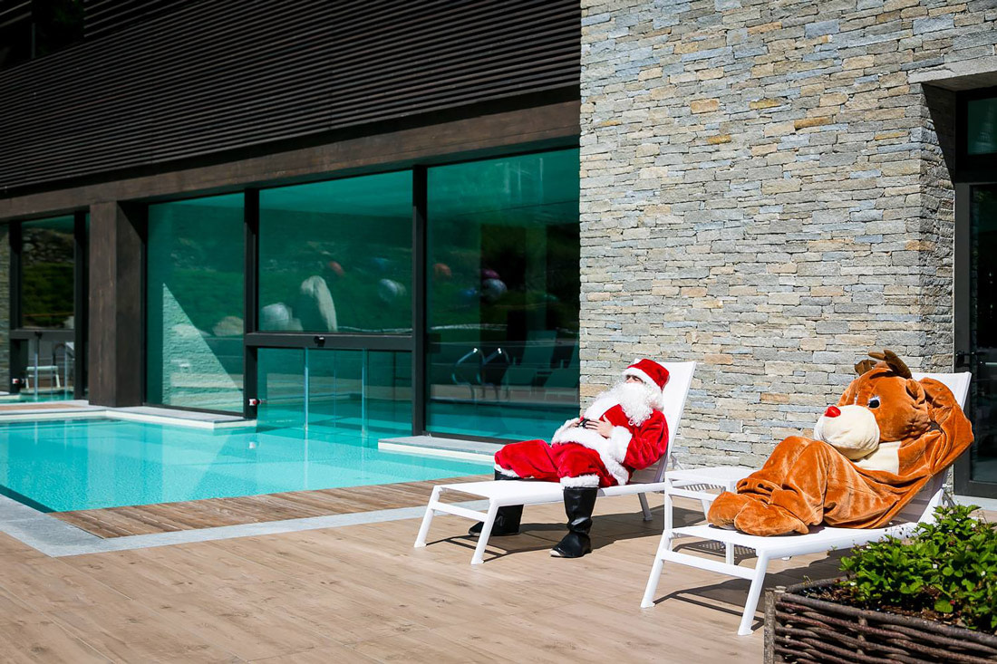 Santa and its reindeer by the pool