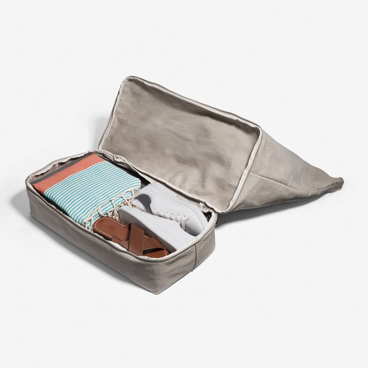 Weekend bag with a shoe compartment at the bottom