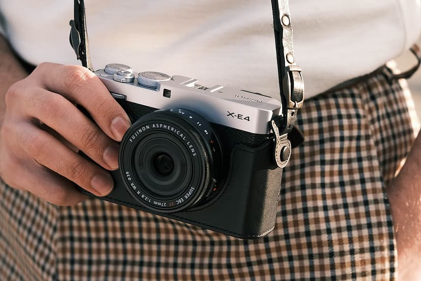 Compact mirrorless camera