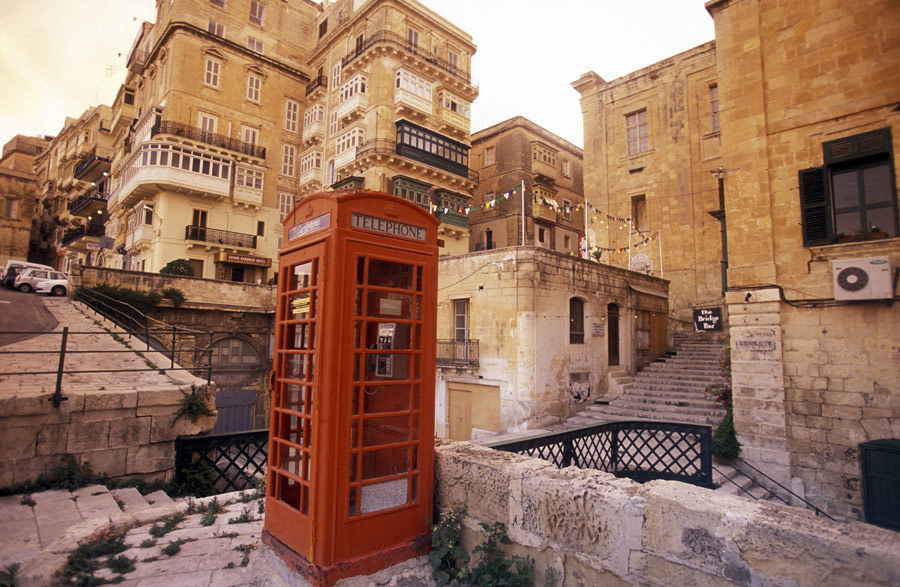 Red British telephone cabin